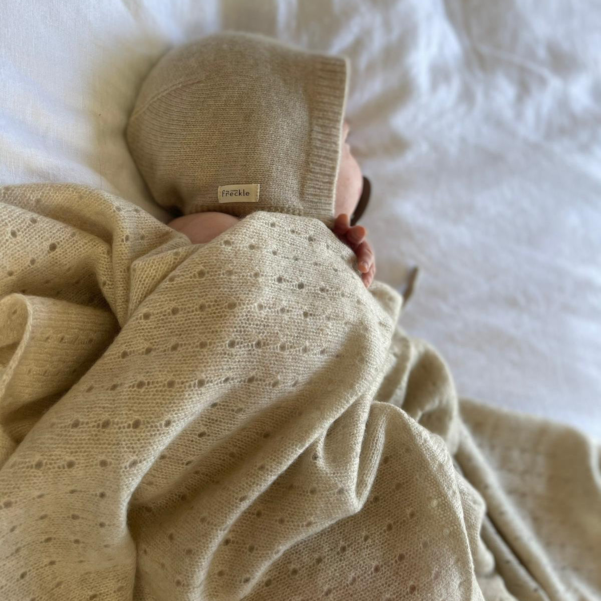 The cutest soft knit cashmere bonnet , made to keep your little ones warm. Tie to fasten under the chin. Pair with one of our All-in One Cashmere Bodysuits. Comes in a white Gift Box 100% Designer baby Cashmere Colour - apricot ivory
